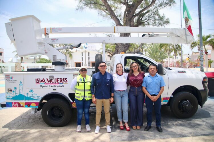Gobierno Municipal entrega nueva grúa para fortalecer los servicios públicos en Isla Mujeres