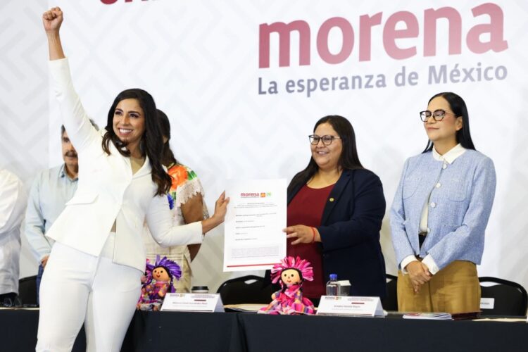 Presenta Marybel Villegas su registro en el proceso interno de Morena