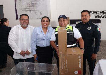 Blanca Merari reconoce a policías padres de familia durante festejo del Día del Padre en Puerto Morelos