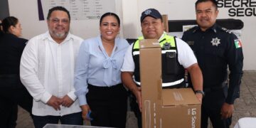 Blanca Merari reconoce a policías padres de familia durante festejo del Día del Padre en Puerto Morelos