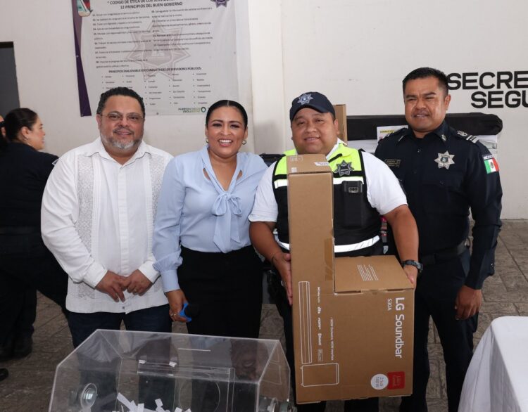 Blanca Merari reconoce a policías padres de familia durante festejo del Día del Padre en Puerto Morelos