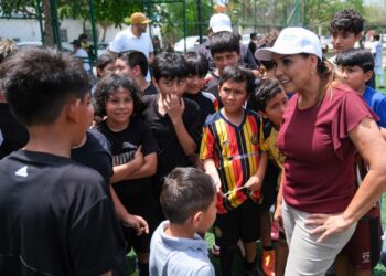 Mara Lezama supervisa el uso de la cancha de fútbol 5 de la Supermanzana 29, legado del Mundial Social 2026*