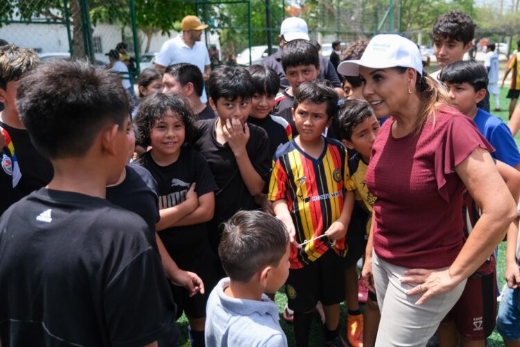 Mara Lezama supervisa el uso de la cancha de fútbol 5 de la Supermanzana 29, legado del Mundial Social 2026*