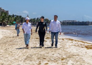Estefanía Mercado supervisa trabajos en playas afectadas por el arribo de sargazo