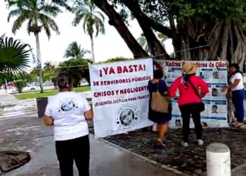 Protestan Madres Buscadoras en el aeropuerto de Cancún, por amparo a exfuncionaria