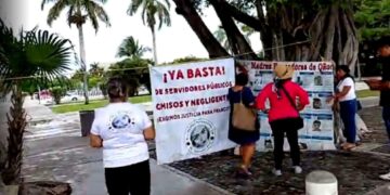 Protestan Madres Buscadoras en el aeropuerto de Cancún, por amparo a exfuncionaria