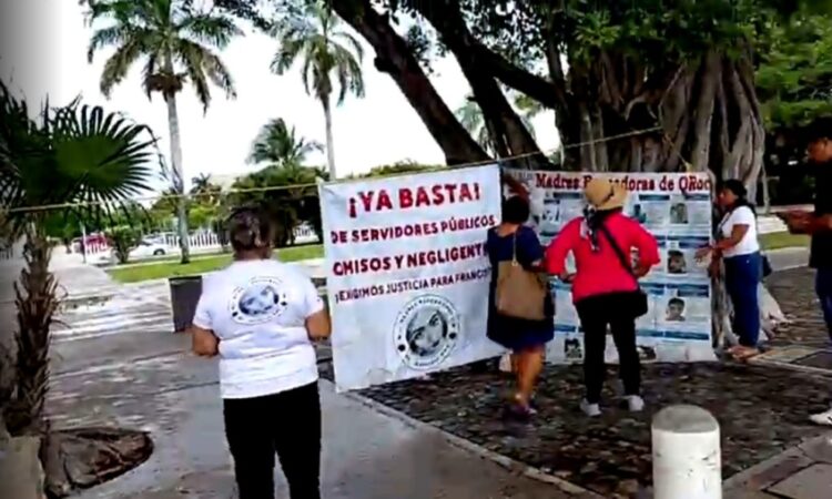 Protestan Madres Buscadoras en el aeropuerto de Cancún, por amparo a exfuncionaria