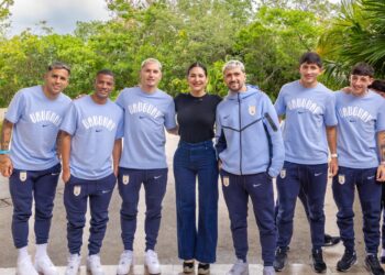 Estefanía Mercado y Mara Lezama dan la bienvenida a la Selección de Uruguay a Playa del Carmen