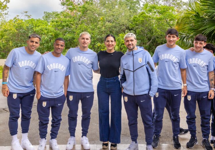 Estefanía Mercado y Mara Lezama dan la bienvenida a la Selección de Uruguay a Playa del Carmen