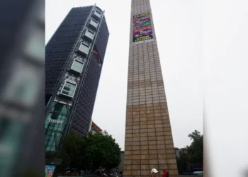 Activistas escalan la Estela de Luz y despliegan ‘megamanta’; exigen atención a problemáticas sociales y ambientales