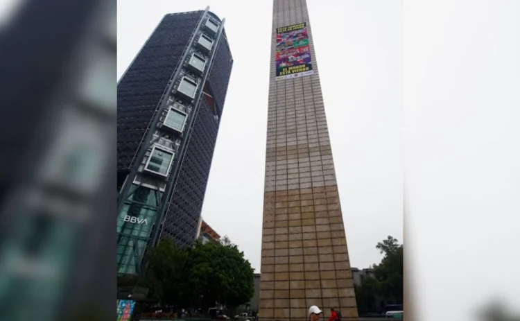 Activistas escalan la Estela de Luz y despliegan ‘megamanta’; exigen atención a problemáticas sociales y ambientales