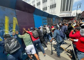 CNTE inicia su huelga nacional con mega marcha: “Zócalo no es de la FIFA, es del pueblo”