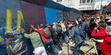 CNTE inicia su huelga nacional con mega marcha: “Zócalo no es de la FIFA, es del pueblo”