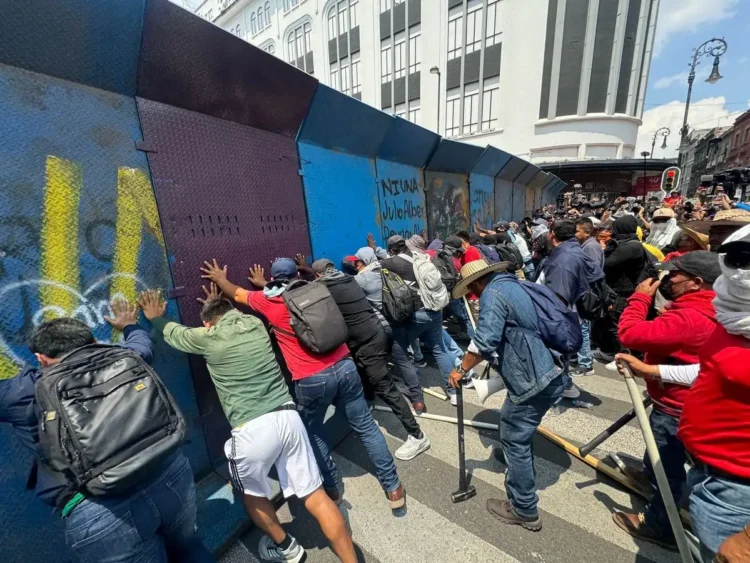 CNTE inicia su huelga nacional con mega marcha: “Zócalo no es de la FIFA, es del pueblo”