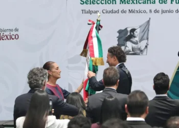 La presidenta Sheinbaum deseó éxito a la selección mexicana de futbol en ceremonia de abanderamiento