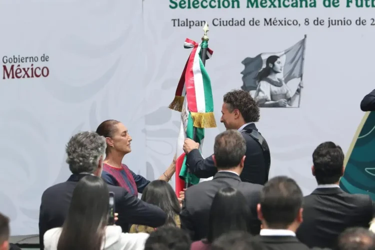 La presidenta Sheinbaum deseó éxito a la selección mexicana de futbol en ceremonia de abanderamiento