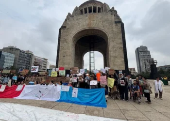 Marchan en CDMX contra la planta de fertilizantes en Topolobambo