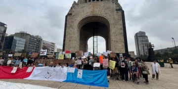 Marchan en CDMX contra la planta de fertilizantes en Topolobambo