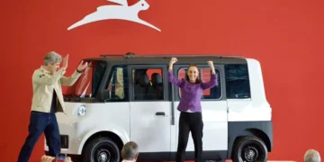 Sheinbaum maneja el primer vehículo eléctrico mexicano: Olinia 1; costará 150 mil pesos
