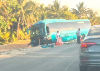 Revisarán operación de autobuses de transporte de personal, ante frecuentes choques 