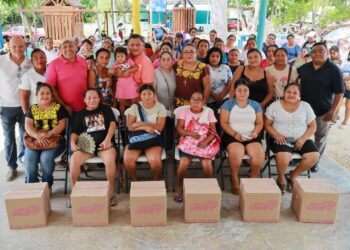 Atenea Gómez entrega de despensas del programa “Isleña de Corazón” en Francisco May