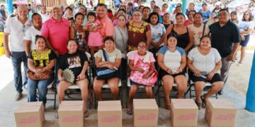 Atenea Gómez entrega de despensas del programa “Isleña de Corazón” en Francisco May