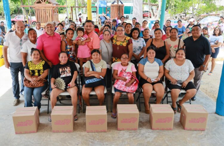 Atenea Gómez entrega de despensas del programa “Isleña de Corazón” en Francisco May