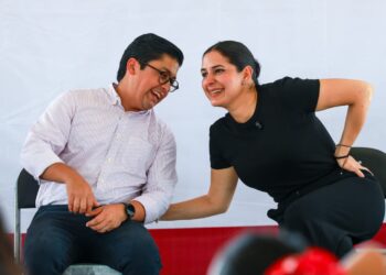 Estefanía Mercado acompaña entrega de tarjetas de la beca “Rita Cetina” a estudiantes de Playa del Carmen