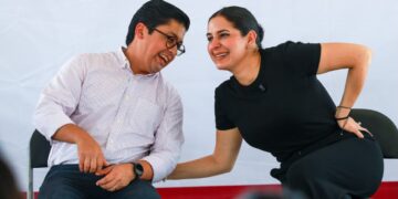 Estefanía Mercado acompaña entrega de tarjetas de la beca “Rita Cetina” a estudiantes de Playa del Carmen
