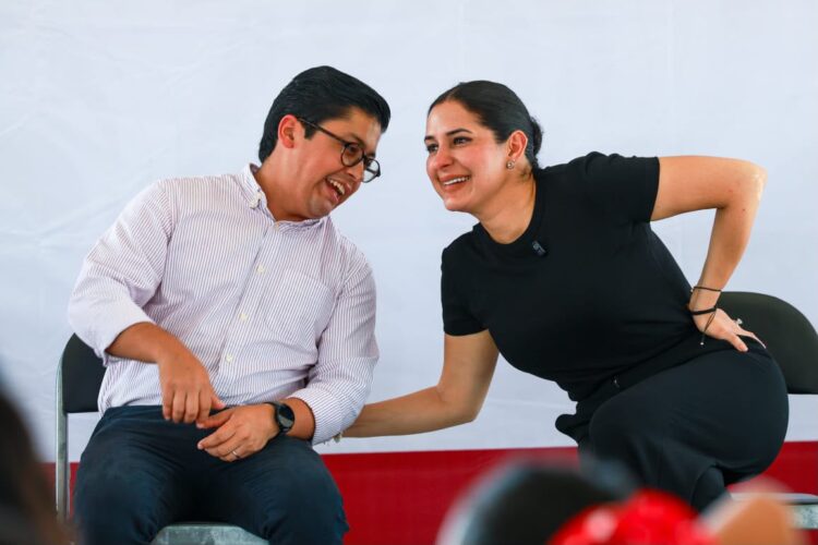 Estefanía Mercado acompaña entrega de tarjetas de la beca “Rita Cetina” a estudiantes de Playa del Carmen