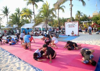 Gobierno de Isla Mujeres impulsa el deporte con clase abierta de Jiu-Jitsu Brasileño en Playa Centro