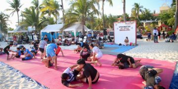 Gobierno de Isla Mujeres impulsa el deporte con clase abierta de Jiu-Jitsu Brasileño en Playa Centro