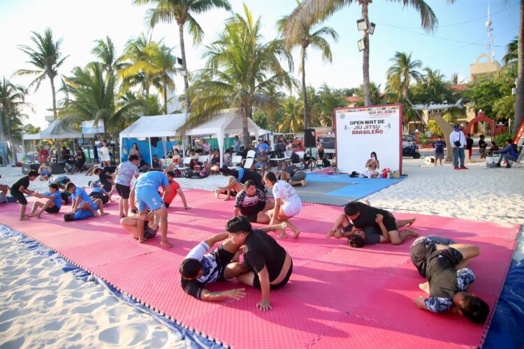 Gobierno de Isla Mujeres impulsa el deporte con clase abierta de Jiu-Jitsu Brasileño en Playa Centro