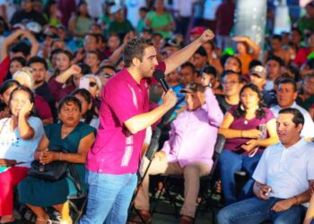 Gino Segura refrenda la unidad de Morena con recorrido y asambleas informativas en Bacalar