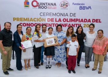 Premia Mara Lezama a estudiantes ganadores de la Olimpiada del Conocimiento Infantil 2026