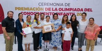 Premia Mara Lezama a estudiantes ganadores de la Olimpiada del Conocimiento Infantil 2026