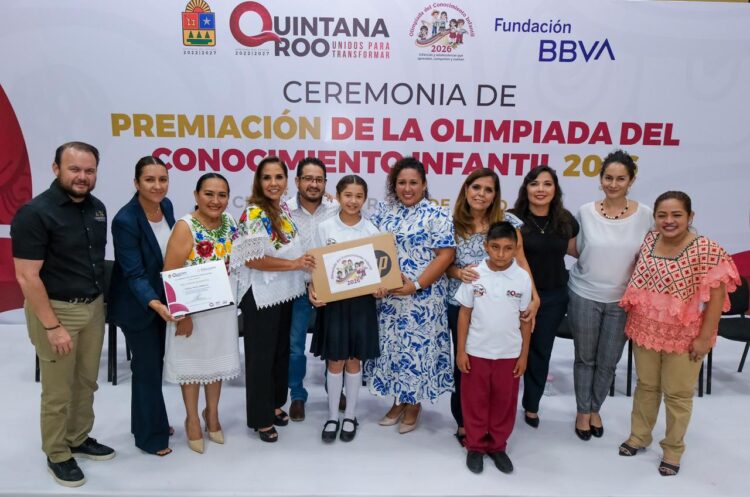Premia Mara Lezama a estudiantes ganadores de la Olimpiada del Conocimiento Infantil 2026