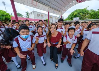 Entrega Mara Lezama domo a Secundaria Técnica 18 en Cancún tras 34 años de espera 