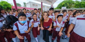 Entrega Mara Lezama domo a Secundaria Técnica 18 en Cancún tras 34 años de espera 