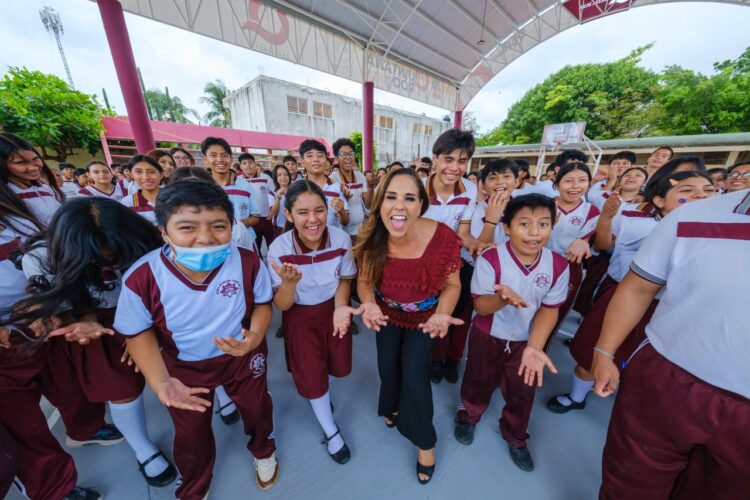 Entrega Mara Lezama domo a Secundaria Técnica 18 en Cancún tras 34 años de espera 