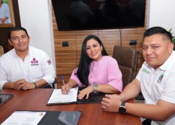 Firma Blanca Merari convenio con la Congregación Mariana Trinitaria