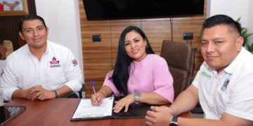 Firma Blanca Merari convenio con la Congregación Mariana Trinitaria