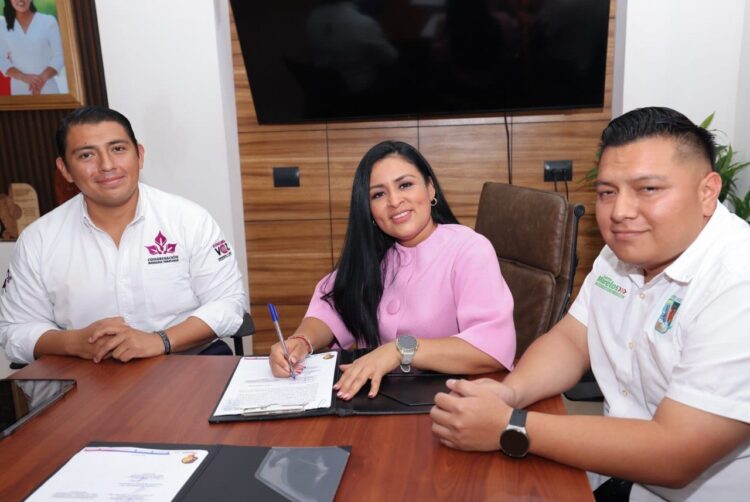 Firma Blanca Merari convenio con la Congregación Mariana Trinitaria
