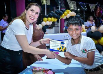 Atenea acompaña como Madrina de Generación a egresados de la Primaria César Mendoza Santana