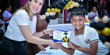 Atenea acompaña como Madrina de Generación a egresados de la Primaria César Mendoza Santana