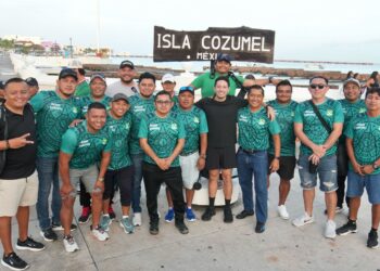 Respalda Renán Sánchez a más de 60 maestros de Cozumel que representarán a la isla en Chetumal