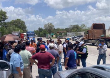 Camioneros protestan contra Sedena y anuncian caravana de Cancún a Tulum