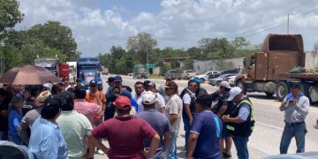 Camioneros protestan contra Sedena y anuncian caravana de Cancún a Tulum