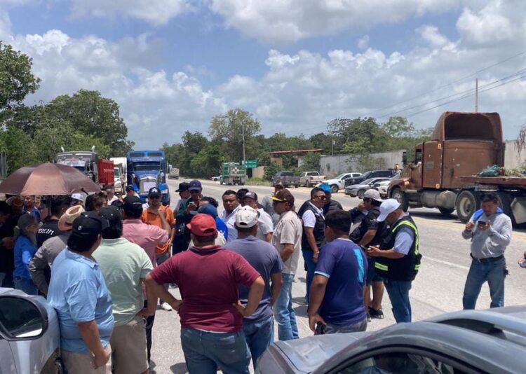 Camioneros protestan contra Sedena y anuncian caravana de Cancún a Tulum