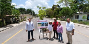 Entrega Mara Lezama obras viales en Carlos A. Madrazo